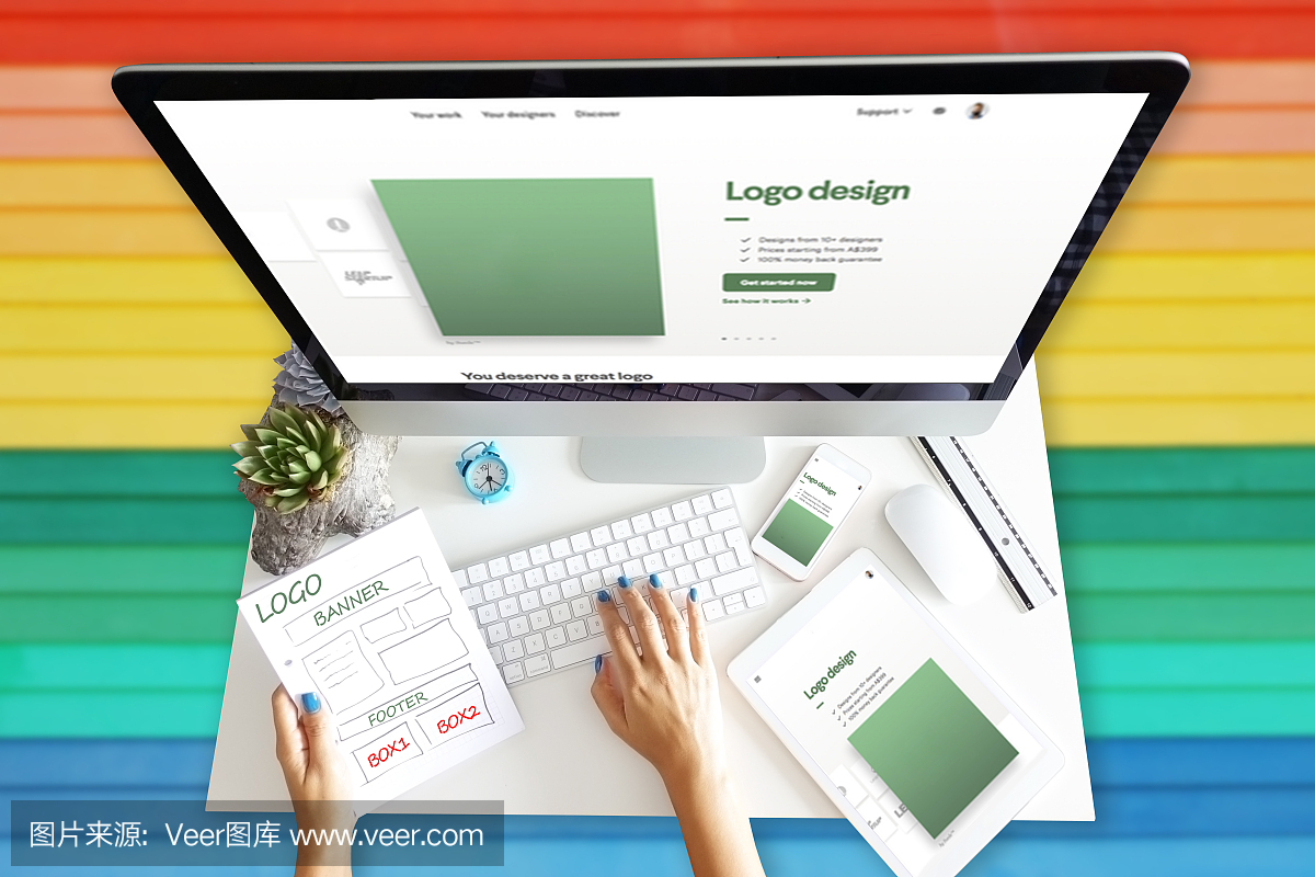 响应式网页设计开发与计算机和不同的设备上的彩虹背景